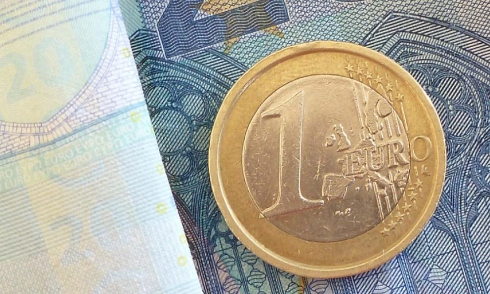 Στα 1,2227 δολάρια υποχώρησε το ευρώ